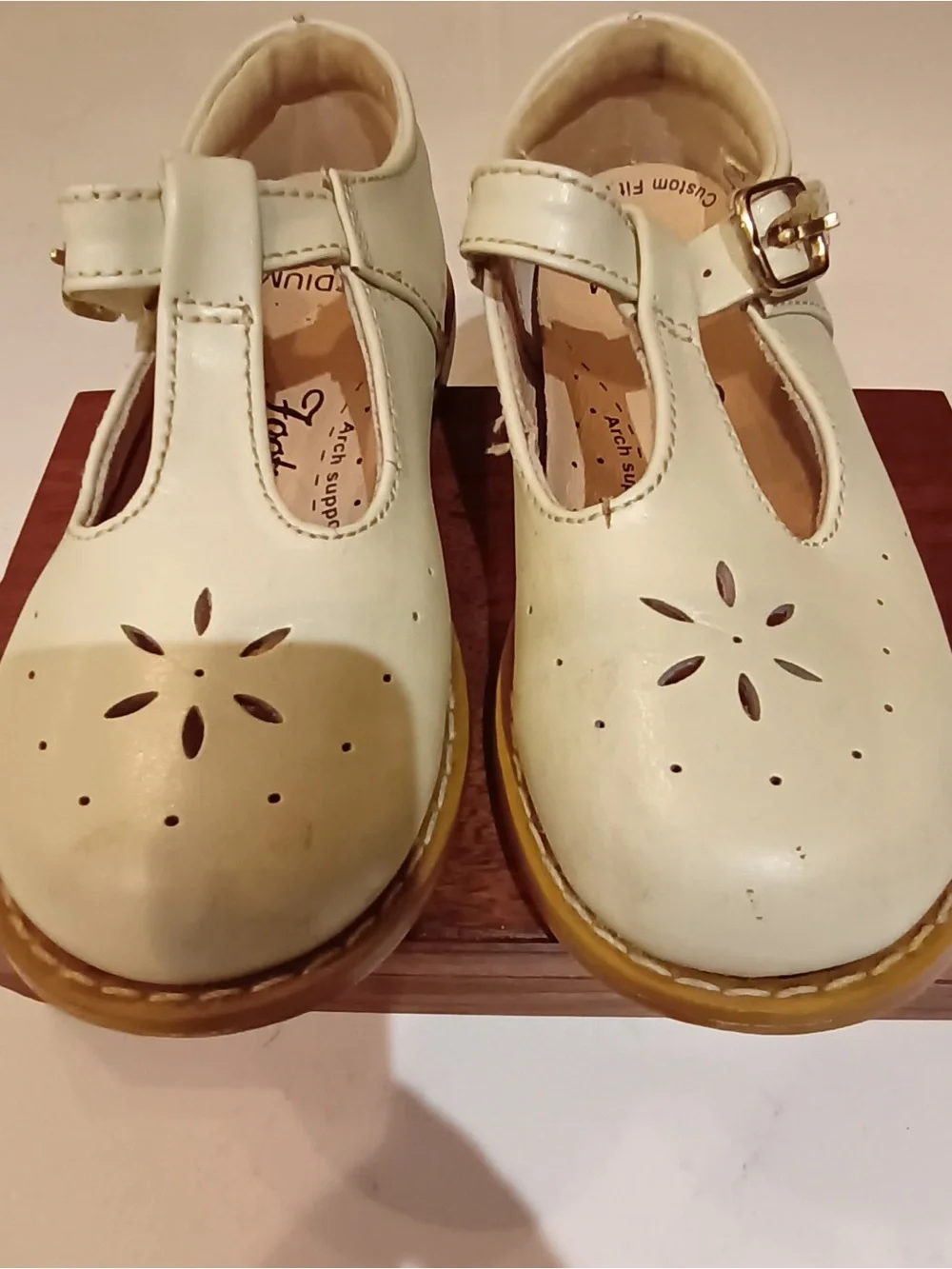 Footmates Classic Kids T-Strap Mary Jane Shoes in Cream size 8.5M